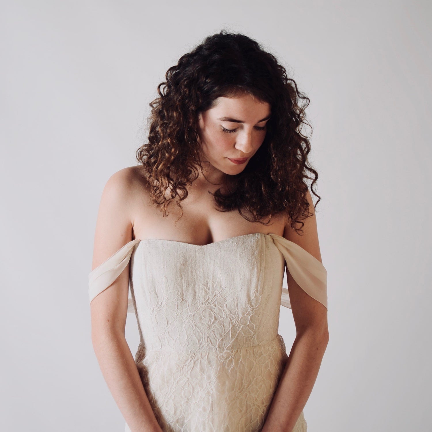 ALCHEMILLA, un Abito da Sposa a Sirena in Seta e Pizzo