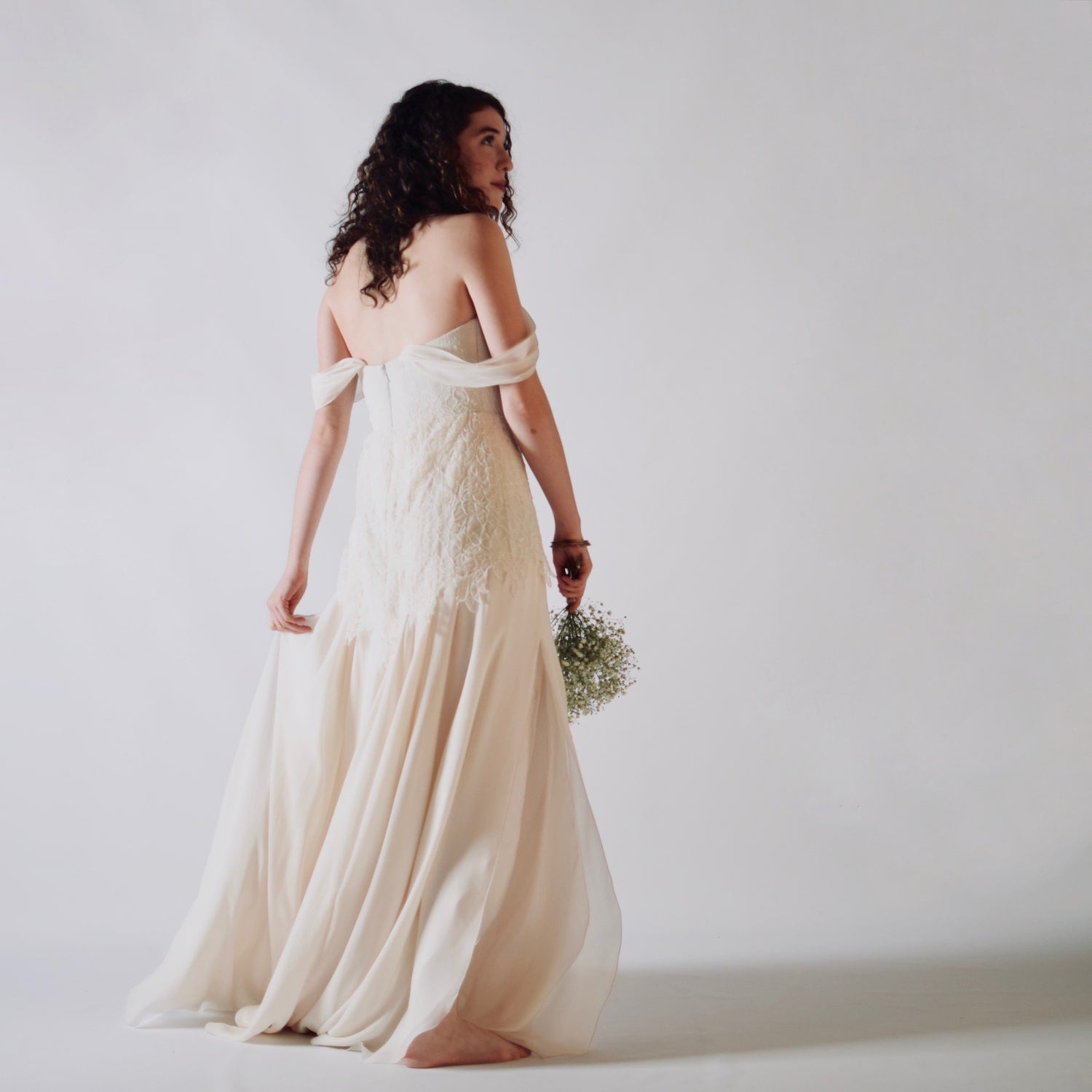 ALCHEMILLA, un Abito da Sposa a Sirena in Seta e Pizzo