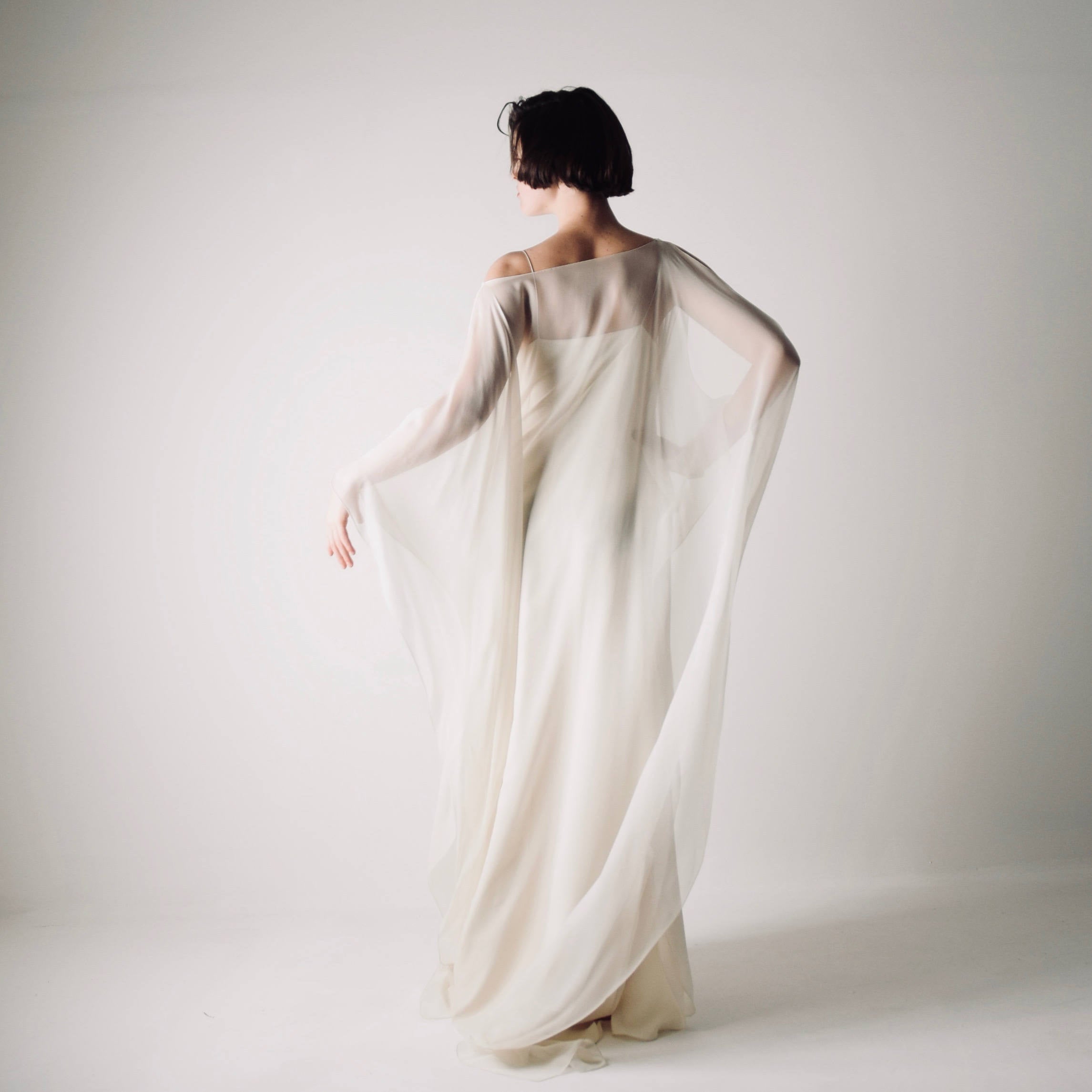 EUCALYPTUS, un Abito da Sposa Etereo con Caftano e Sottoveste